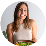 Sarah Cobacho, ảnh hồ sơ dinh dưỡng dựa trên thực vật đang giữ một món salad sôi động trong khi mỉm cười
