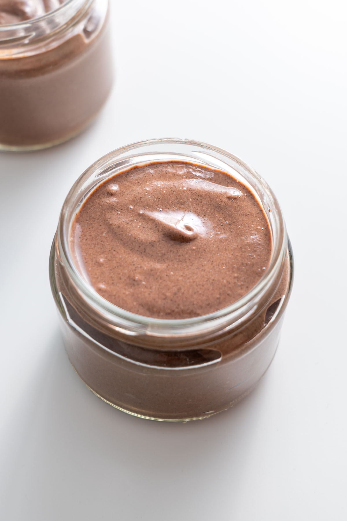 Pudding cacao chia mịn trong lọ không có lớp phủ.