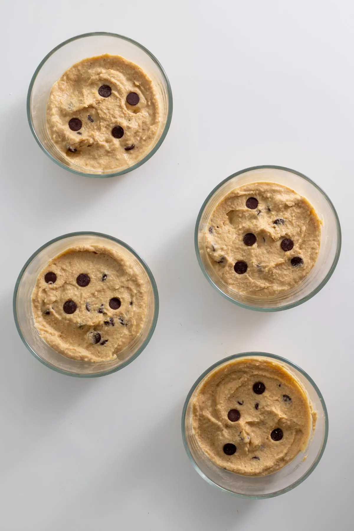Lọ thủy tinh nhỏ chứa đầy nước sốt caramel miso mịn.