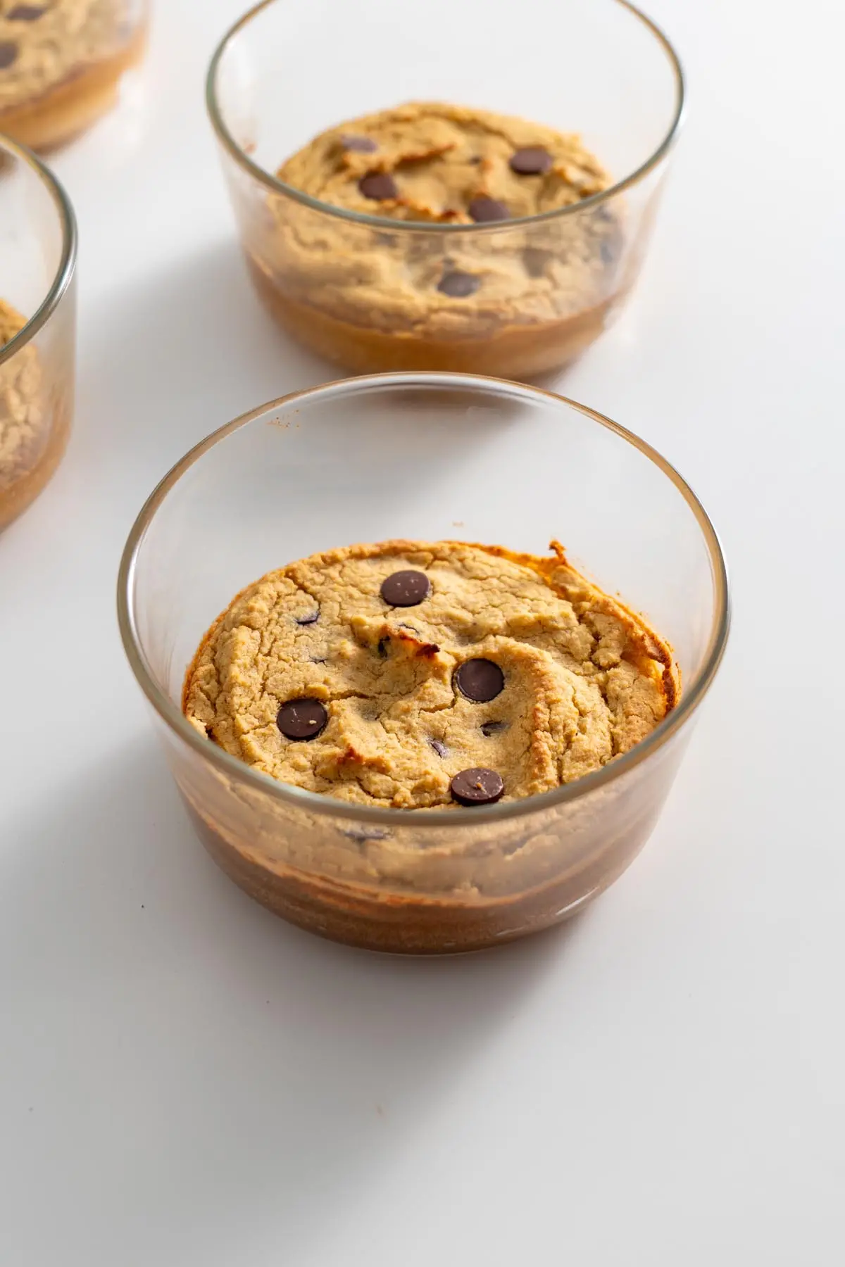 Baked Blackpea Blondie Bowls, Golden Brown và hơi nổi.