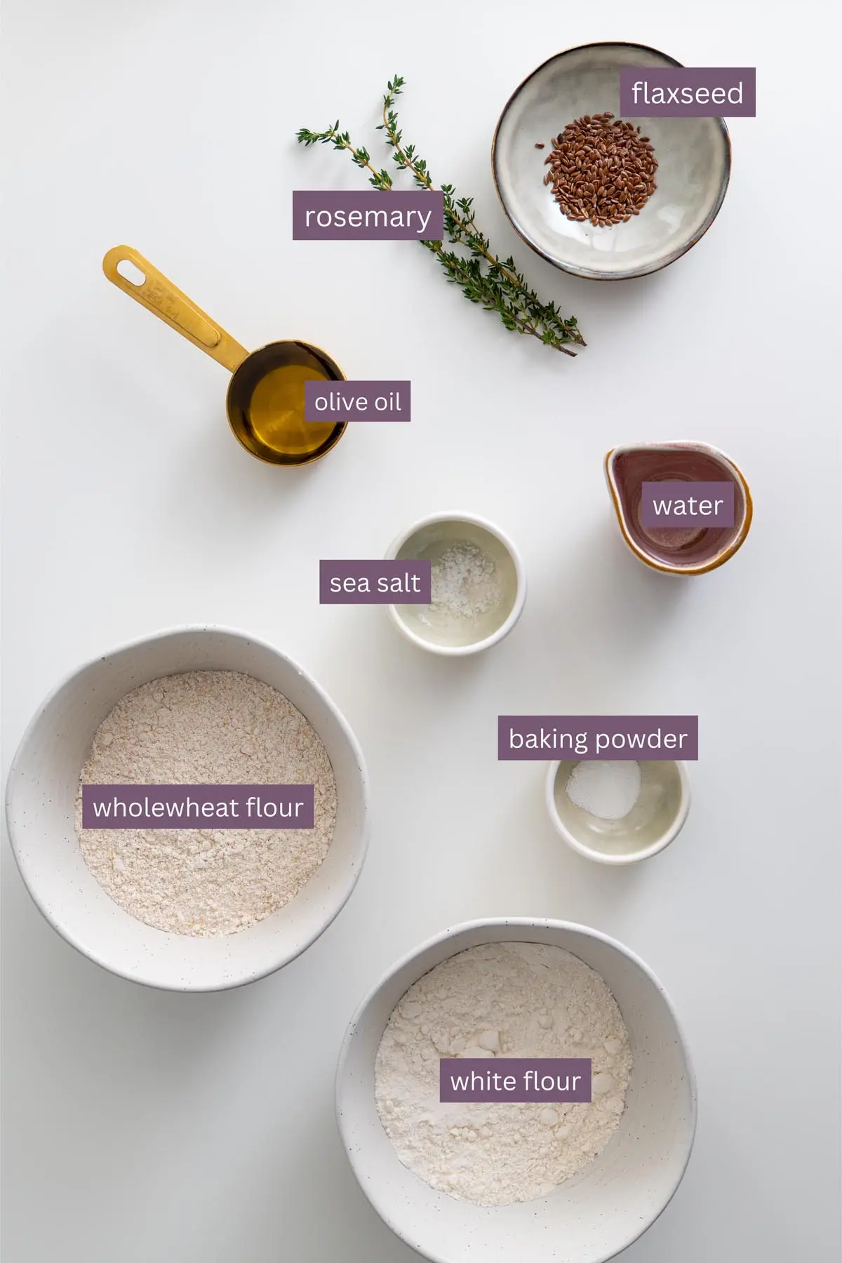 Flatlay của các thành phần bao gồm bột, dầu, bột nở và thảo mộc
