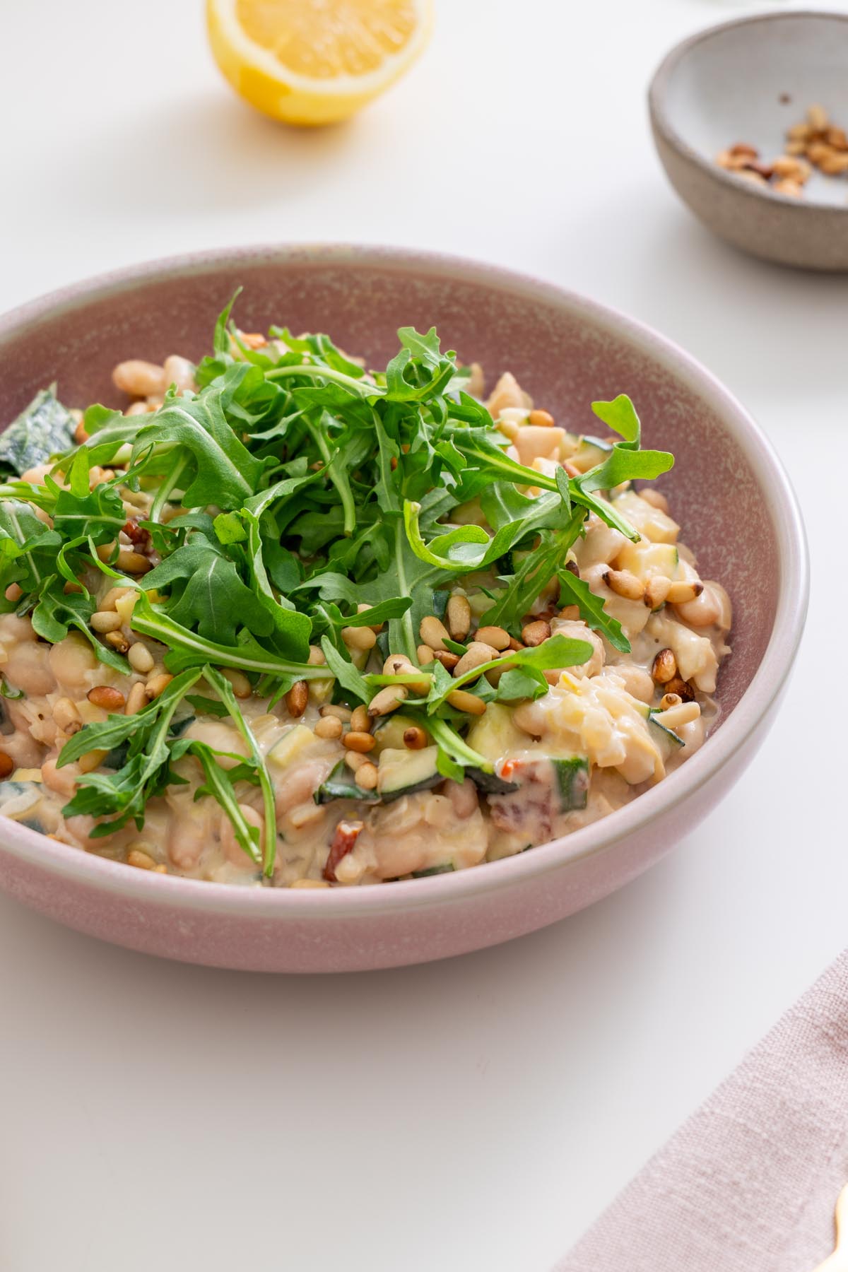 Cận cảnh đậu zucchini kem với arugula và hạt thông