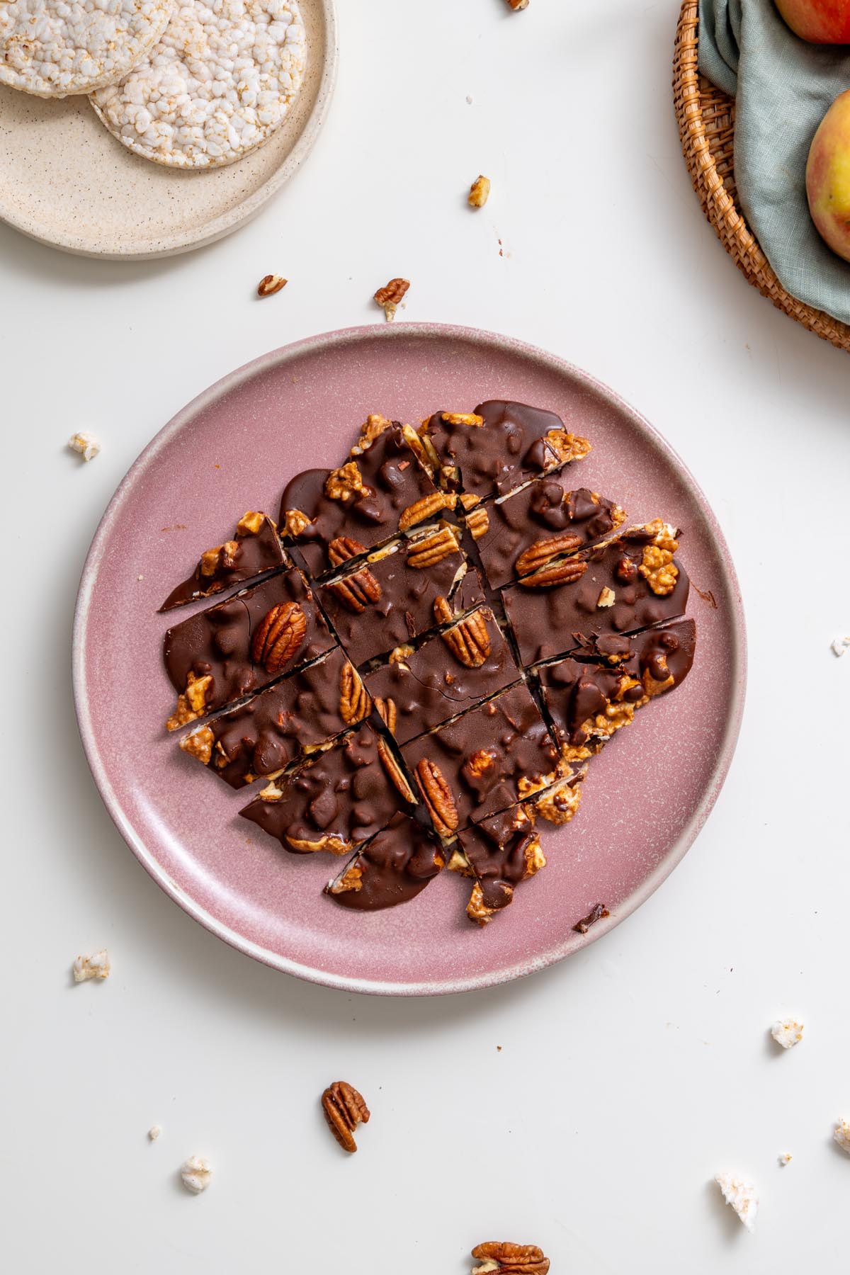 đĩa vỏ sô cô la táo giòn tuyệt đẹp được cắt thành từng miếng với quả hồ đào ở trên