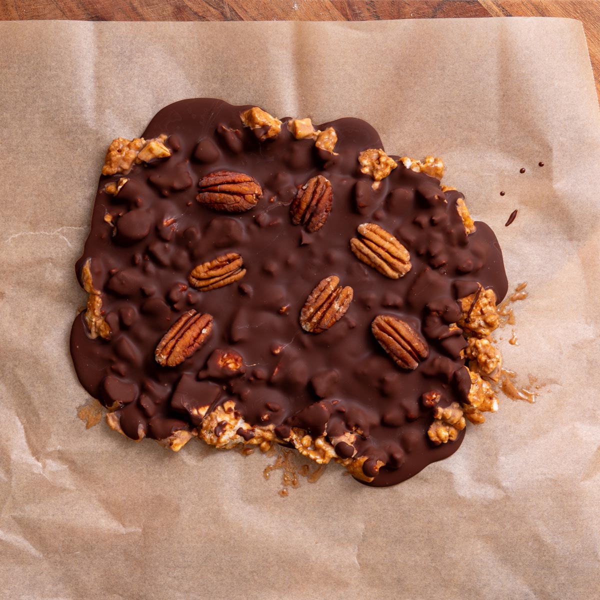 Toàn bộ miếng vỏ sô cô la táo giòn với hồ đào trên giấy da