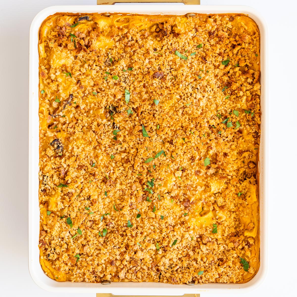 Baked vegan mac and cheese with crispy breadcrumb topping and parsley